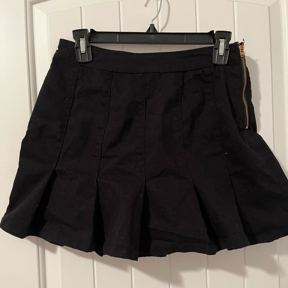 Black Pleated Jean Mini Skirt. Gold side zipper. Size 7